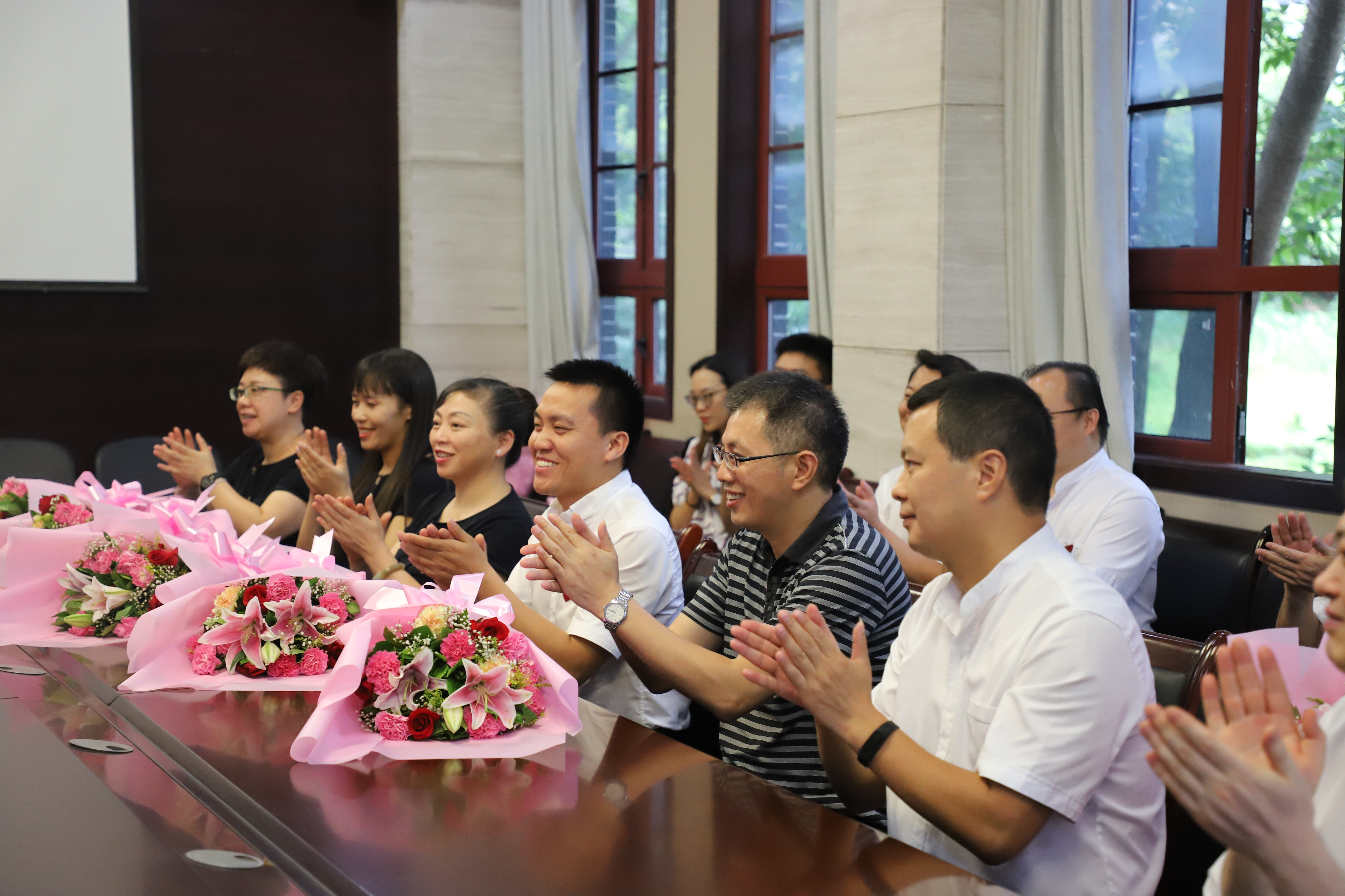 中共北碚区委书记周旭一行在教师节来临之际慰问我校教师