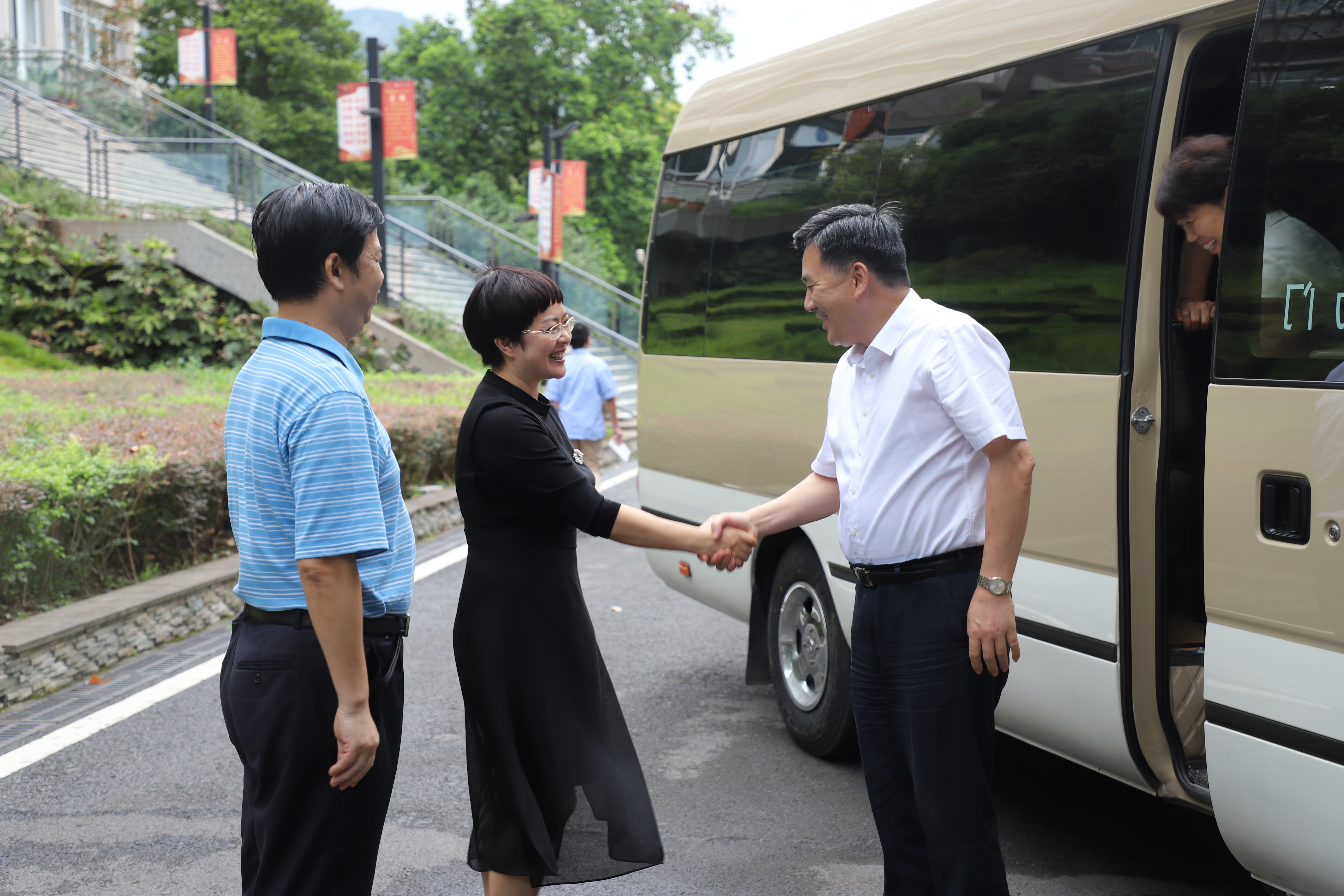 中共北碚区委书记周旭一行在教师节来临之际慰问我校教师